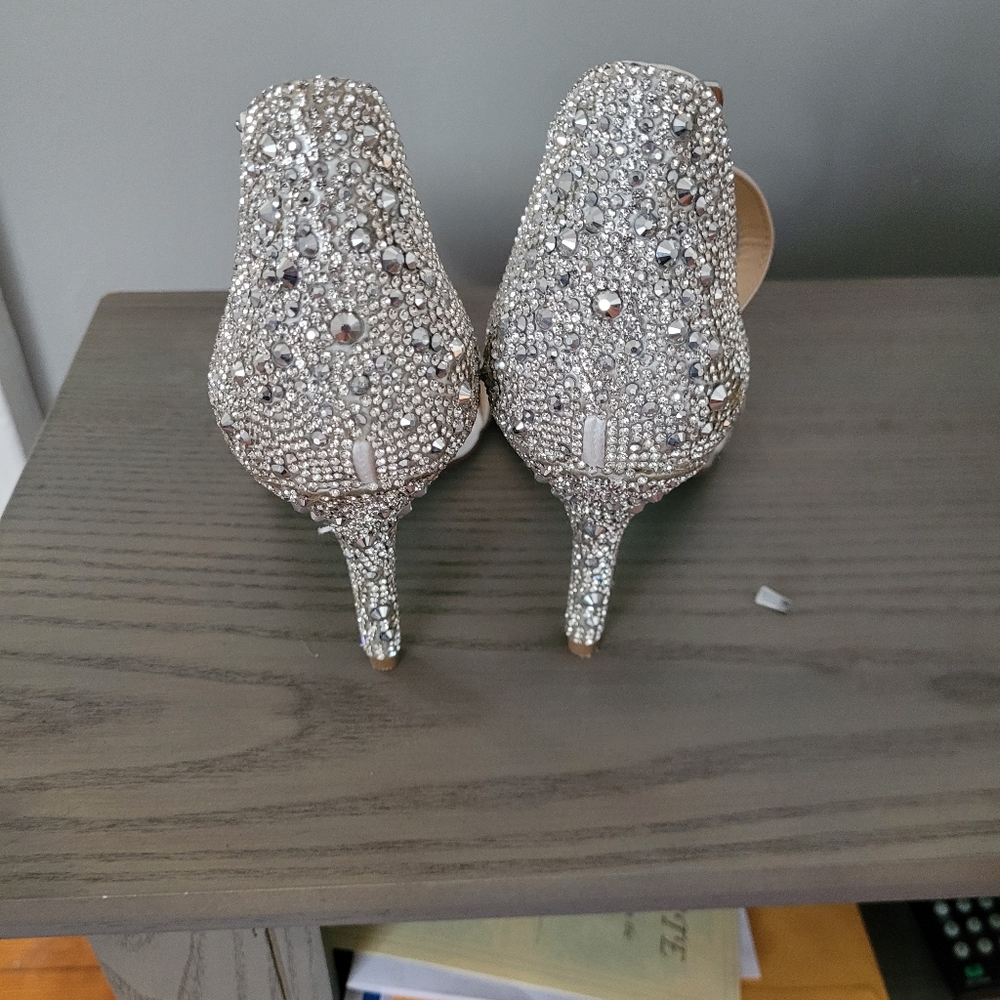 SHOES SIZES  7 1/2 ONLY WORE ONCE
